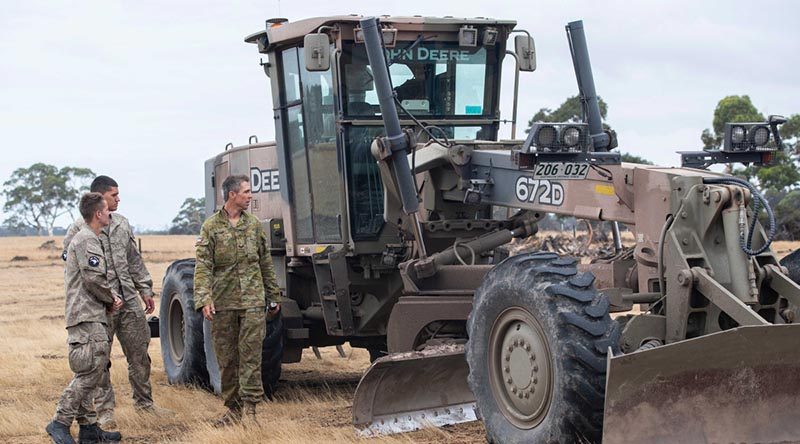 New Zealand Army soldiers from 2ER assist ADF counterparts on Kangaroo Island during Operation Bushfires Assist. NZDF photo.