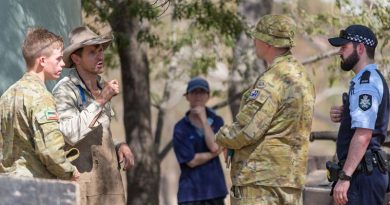Australian Army soldiers and Australian Federal Police officers advise residents within the Tharwa, ACT, area of the evacuation alert issued because of bushfire threat. Photo by Private Rodrigo Villablanca.