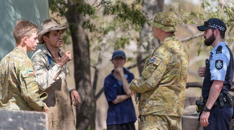 Australian Army soldiers and Australian Federal Police officers advise residents within the Tharwa, ACT, area of the evacuation alert issued because of bushfire threat. Photo by Private Rodrigo Villablanca.