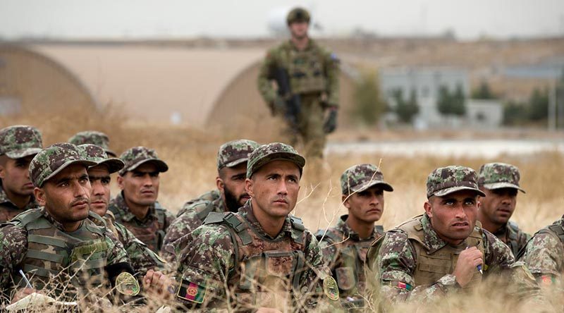 An Australian Army Guardian Angel provides security while officer cadets at the Afghan National Army Officer Academy (ANAOA) undertake instruction at Qargha, Afghanistan. Photo by Leading Seaman Craig Walton.