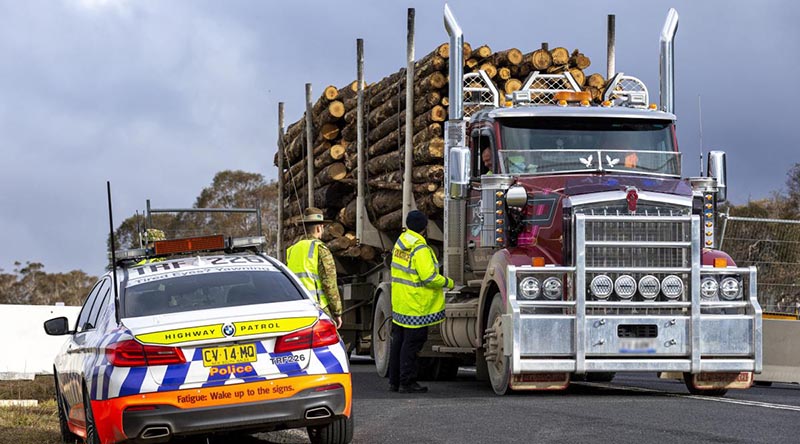 ADF personnel assist the police on the NSW and Victoria border as part of Operation COVID-19 Assist. Photo by Petty Officer Jake Badior.