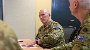 Commander COVID-19 Task Force Lieutenant General John Frewen updates members of Task Group 629.4 at Keswick Barracks, South Australia. Photo by Sergeant Bill Solomou.