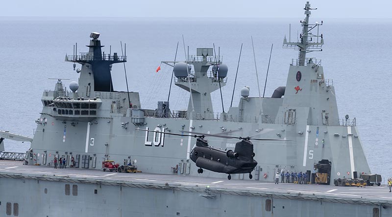 Republic of Singapore Airforce CH-47 Chinook helicopter approaches for landing on-board HMAS Adelaide off the north-Queensland coast. Photo by Able Seaman Sittichai Sakonpoonpol.