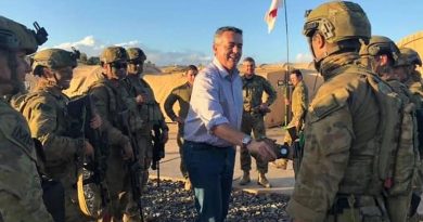 Minister for Veterans Affairs and Minister for Defence Personnel Darren Chester greets Australian soldiers in the Middle East. From Darren Chester's Facebook page.