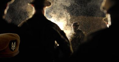 Words of wisdom are offered by an instructor to Special Air Service Regiment aspirants during selection. Photo by Leading Aircraftman Leigh Cameron.