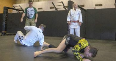 Major John Whipp, back right, supervises close combat drills with soldiers from the 7th Combat Brigade during his visit to the Gallipoli Barracks Combatives Centre, Brisbane. Photo by Corporal Nicole Dorrett.