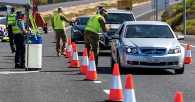 Soldiers assist Western Australia Police at a vehicle checkpoint on Forrest Highway in Lake Clifton, Western Australia. Photo by Leading Seaman Ronnie Baltoft.