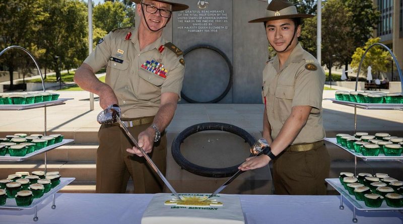 Chief of Army Lieutenant General Rick Burr, left, and Private Harrison Nguyen cut the cake during Army’s 120th birthday celebrations in Canberra. Photo by Sagi Biderman.