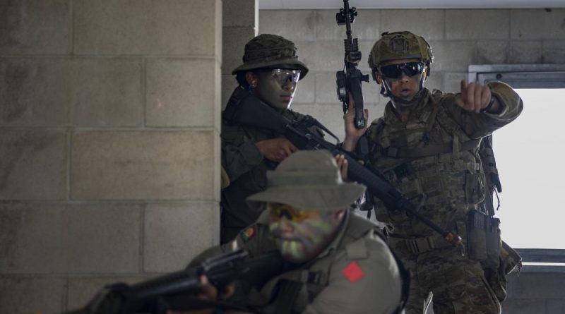 Corporal James Milne from the 8th/9th Battalion, Royal Australian Regiment, right, with Republic of Fiji Military Forces’ Private Seruwaia Kovakova, front, and Lance Corporal Apimeleki Nabati during urban training. Photo by Corporal Nicole Dorrett.