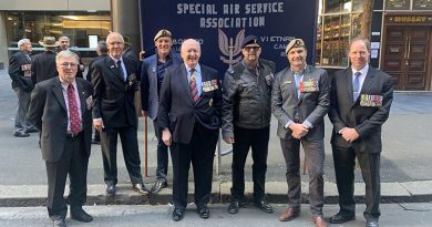 Members of the Special Air Service Association in Sydney for the ANZAC Day 2021 march, where they caught up with former Governor General and former Chief of Defence Force Sir Peter Cosgrove. Sent to CONTACT by Darren Perry.