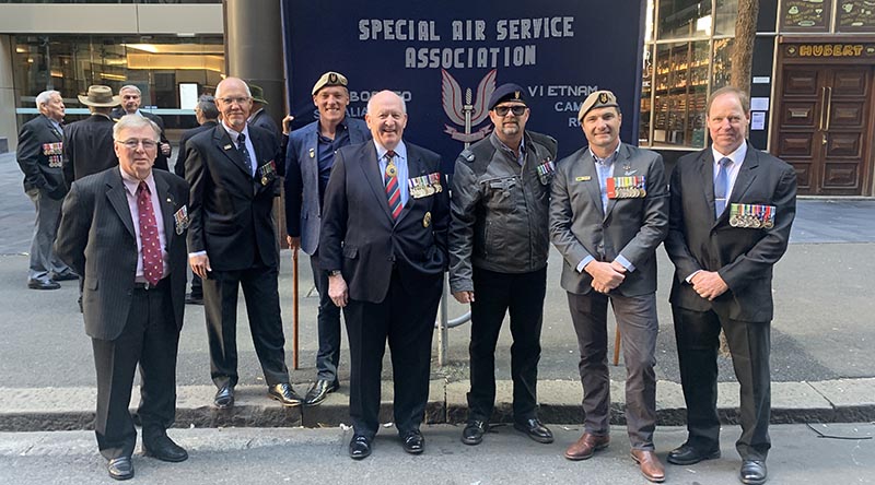 Members of the Special Air Service Association in Sydney for the ANZAC Day 2021 march, where they caught up with former Governor General and former Chief of Defence Force Sir Peter Cosgrove. Sent to CONTACT by Darren Perry.