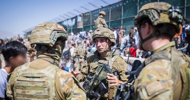 Soldiers from 1RAR at Abbey Gate, Hamid Karzai International Airport. Photo by Sergeant Glen McCarthy.