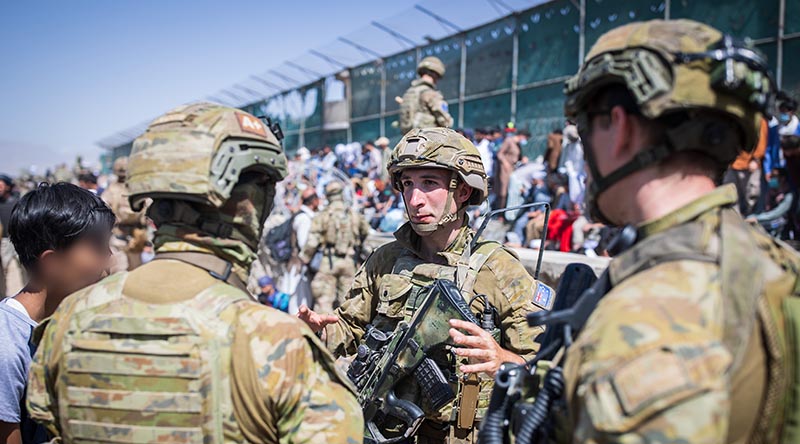 Soldiers from 1RAR at Abbey Gate, Hamid Karzai International Airport. Photo by Sergeant Glen McCarthy.