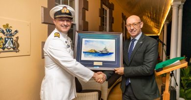 Commander Christopher Doherty presents the painting to the Administrator of Norfolk Island, Eric Hutchinson. Story by Lieutenant Jessica Craig. Photo by LSIS Sittichai Sakonpoonpol.