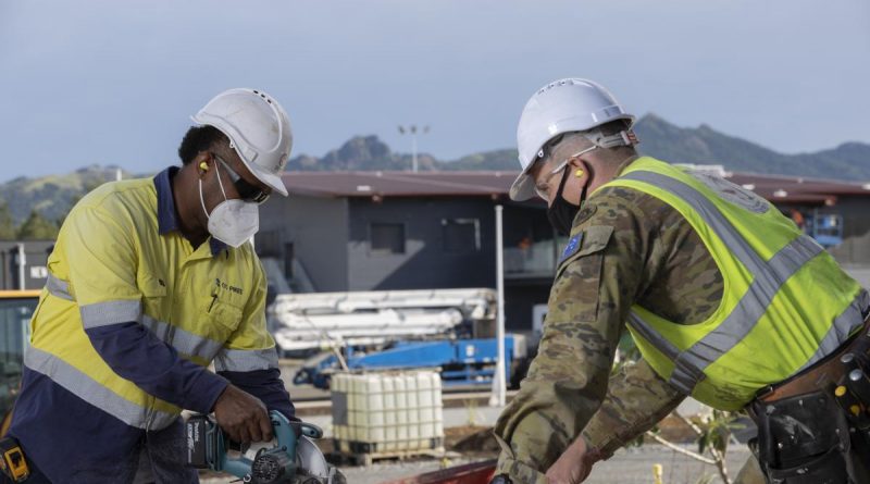 Fijian Carpenter Dan Lusio works with Australian Army soldier Sapper Selwyn Anderson at the Blackrock Camp redevelopment project in Nadi. Story by Captain Dan Mazurek. Photo by Corporal Sagi Biderman.