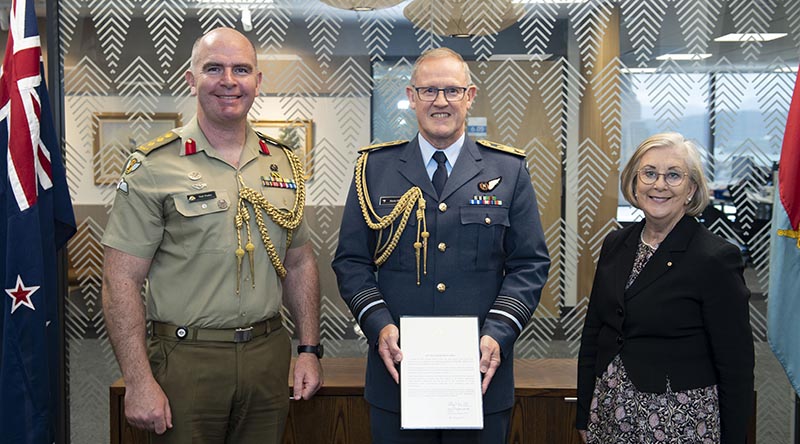 Chief of the New Zealand Defence Force Air Marshall Kevin Short is presented the Operation Bush Fire Assist Commendation on behalf of the New Zealand Defence Force, by Colonel Neil Peake the Australian Defence Attache accompanied by Australian High Commissioner to New Zealand Patricia Forsythe. NZDF photo.