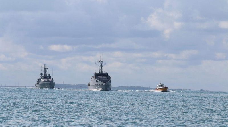 HMAS Armidale, left, and Papua New Guinea’s new Guardian-class patrol boat NUSHIP Francis Agwi, middle, in Darwin Harbour. Story by Lieutenant Brendan Trembath.