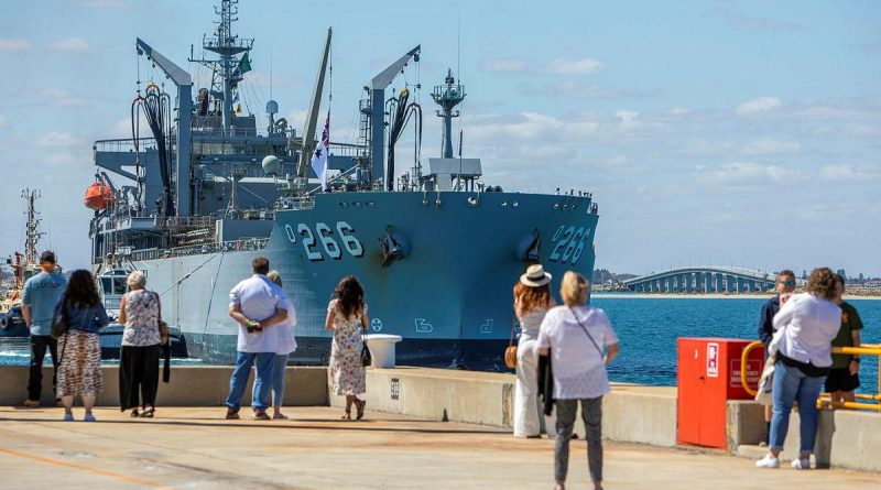 Friends and family greet HMAS Sirius as the ship returns to its home port at Fleet Base West for the final time. Story by Lieutenant Jessica Craig. Photo by Leading Seaman Ernesto Sanchez.