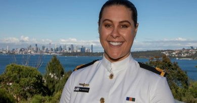 Sub Lieutenant Toia Mangakahia graduated from the Maritime Warfare Officer Course 07 with a Bridge Warfare Certificate at HMAS Watson, Sydney. Story by Lieutenant Nancy Cotton. Photo by Leading Seaman Leo Baumgartner.