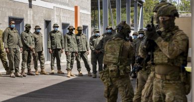 Republic of Fiji Military Forces soldiers watch Australian Army soldiers from 8th/9th Battalion, Royal Australian Regiment, conduct an urban operations demonstration at Gallipoli Barracks, Brisbane. Story by Captain Taylor Lynch. Photo by Corporal Nicole Dorrett.