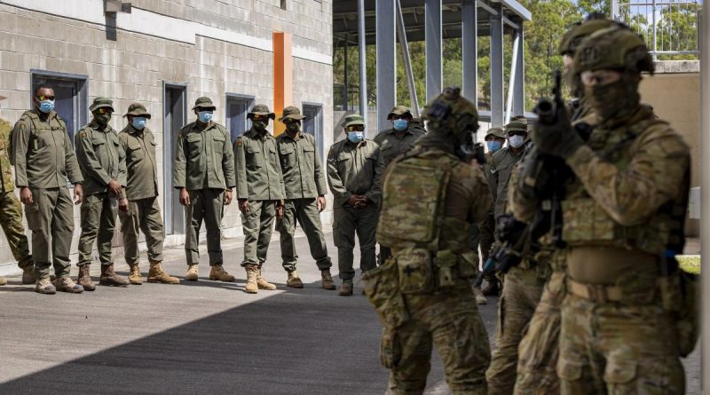 Republic of Fiji Military Forces soldiers watch Australian Army soldiers from 8th/9th Battalion, Royal Australian Regiment, conduct an urban operations demonstration at Gallipoli Barracks, Brisbane. Story by Captain Taylor Lynch. Photo by Corporal Nicole Dorrett.