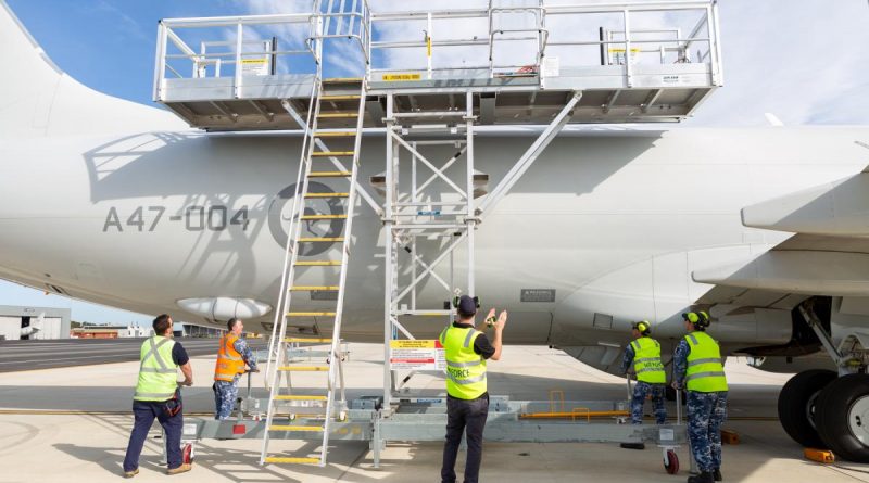 Surveillance and Response Systems Program Office (SRSPO) members test out the United States and Australian versions of the 737 P-8A Fuselage Stand. Story by Flight Lieutenant Laura Scougall. Photo by Leading Aircraftwoman Jacqueline Forrester.