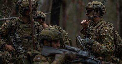 Commanding Officer of 8th/9th Battalion, Royal Australian Regiment, Lieutenant Colonel John Eccleston gives instructions to a soldier in the Enoggera Close Training Area during Exericse Ram Strike. Photo by Private Jacob Hilton.