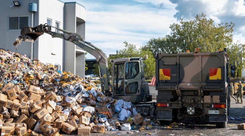 A soldier from 2nd/14th Light Horse Regiment (Queensland Mounted Infantry) removes flood-damaged produce from a cold storage warehouse at the Brisbane Markets in Rocklea. Story by Lieutenant Nic Hawkins. Photo by Corporal Nicole Dorrett.