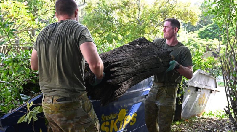 Soldiers from 1st Intelligence Battalion remove a large tree trunk as part of Legacy’s Backyard Assist program in Brisbane. Story by Captain Evita Ryan.