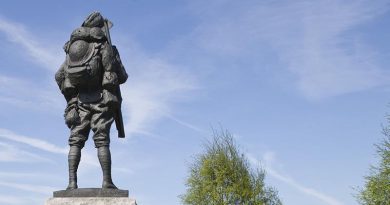 Cropped from larger image of the Bronze 'Digger' at the Australian Memorial Park, Bullecourt, France, taken by Leading Seaman Justin Brown.