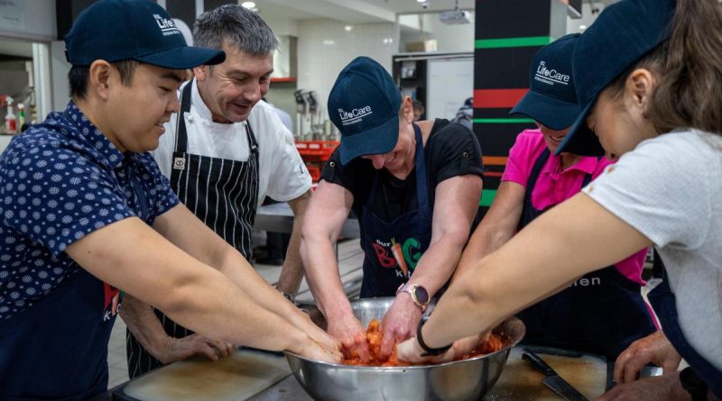 Members of Headquarters 17th Sustainment Brigade joined RSL LifeCare and a number of other veteran charities for a community engagement activity at Our Big Kitchen, Bondi, NSW. Story by Captain Andrew Page.