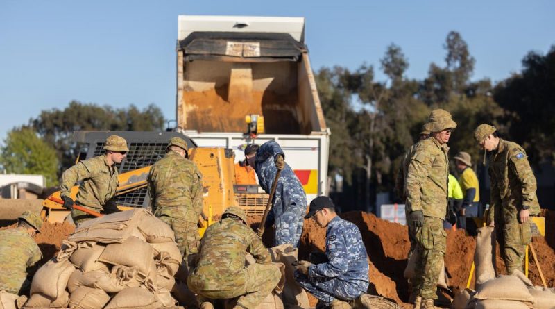 Members from the ADF's Army Logistic Training Centre conduct sandbagging activities in support of the local community in Shepparton, Victoria. Story by Sergeant Matthew Bickerton. Photo by Corporal Jonathan Goedhart.