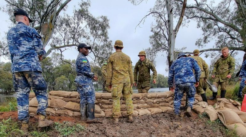 ADF members build a sandbag wall to protect a property at risk of flood damage in Swan Hill during Operation Flood Assist 2022-2. Photo by Captain Sarah Kelly.