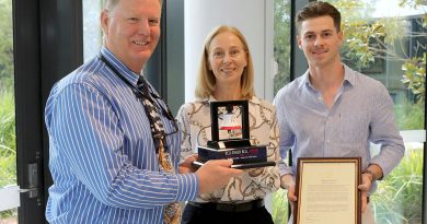 Capability Manager, School of Air Traffic Control, Mr Frank Jones, left, recipient of the 2022 Bellenger Bell award, with the family of the late Wing Commander Sean Bellenger. Story by Flying Officer Alexandra Clarke. Photo by Petty Officer Richard Prideaux.