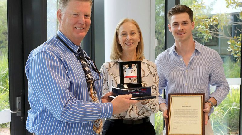 Capability Manager, School of Air Traffic Control, Mr Frank Jones, left, recipient of the 2022 Bellenger Bell award, with the family of the late Wing Commander Sean Bellenger. Story by Flying Officer Alexandra Clarke. Photo by Petty Officer Richard Prideaux.