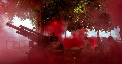 Soldiers from 8th/12th Regiment, Royal Australian Artillery, fire historical M2A2 105mm howitzers as part of a re-enactment during the bombing of Darwin commemorative service. Story by Flight Lieutenant Claire Campbell. Photo by Leading Seaman Leo Baumgartner.