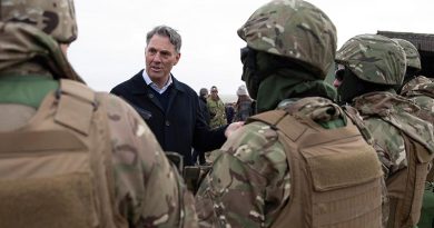 Australia's Defence Minister Richard Marles talk to Ukrainian recruits during his visit to Australian Defence Force personnel taking part in Operation Kudu in England. Photo by Kym Smith.