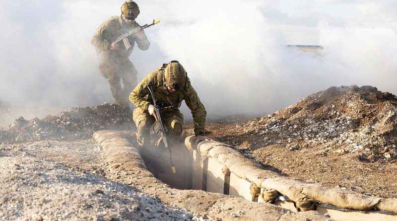 Australian Army soldiers from the 5th Battalion, Royal Australian Regiment, demonstrate trench warfare tactics to Ukrainian trainees in the UK. Story by Captain Annie Richardson. Photo by Corporal Jonathan Goedhart.