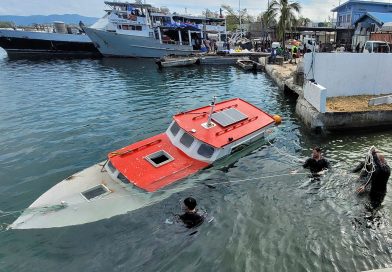 Navy divers refloat Vanuatu fisheries boat
