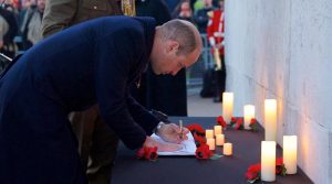 HRH The Prince of Wales signs the Book of Remembrance following the 2023 Anzac Day Dawn Service at Wellington Arch, London. Peter Livingstone Photography, Peter Livingstone.