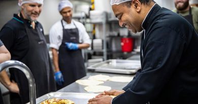 Sous chef Prince Pullapalli instructs a cooking class to Operation Accordion personnel at Australia’s operating base in the Middle East. Photo by Corporal Melina Young.