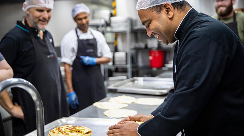 Sous chef Prince Pullapalli instructs a cooking class to Operation Accordion personnel at Australia’s operating base in the Middle East. Photo by Corporal Melina Young.