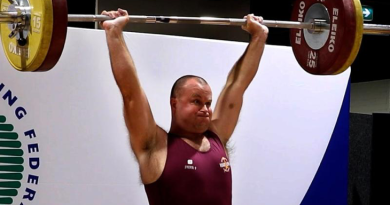 Australian Army officer Major Joshua Barkley lifts his winning clean and jerk in the recent Australian Masters Championships in Sydney. Story by Private Nicholas Marquis.