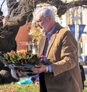 Beach Thomas – a descendant of Major James Thomas who defended Lieutenants Morant, Handcock and Witton before their execution during the Boer War – lays a wreath at the Bathurst Boer War Memorial. Image Supplied.