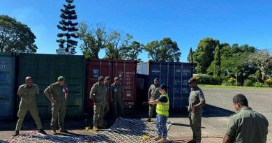 Royal Australian Air Force Sergeant Roxanne Phillip giving a practical lesson on the 10,000lb cargo net at Queen Elizabeth Barracks in Suva, Fiji. Story by Flight Lieutenant Steffi Blavius. Photo by Flight Sergeant Anne Strode.