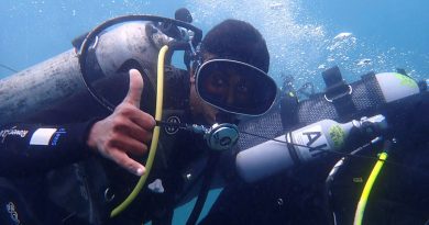 Sri Lanka Navy Divers and Royal Australian Navy Clearance Divers conduct interoperability exercises at the Sri Lanka Naval Base. Photo by Lieutenant Joe Woods.