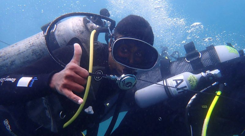 Sri Lanka Navy Divers and Royal Australian Navy Clearance Divers conduct interoperability exercises at the Sri Lanka Naval Base. Photo by Lieutenant Joe Woods.