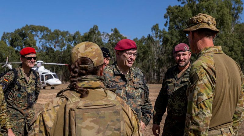 German Chief of Army Lieutenant General Alfons Mais (centre) visits German and Australian troops at Camp Star in the Townsville Field Training Area during Exercise Talisman Sabre. Story and photo by Lieutenant Geoff Long.