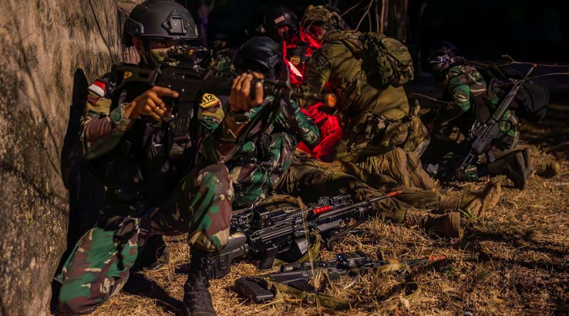 tralian Army soldiers and Indonesian soldiers conduct a night assault at the Darwin Military Museum as East Point, NT. Story by Major Dan Mazurek. Photo by Captain Annie Richardson.