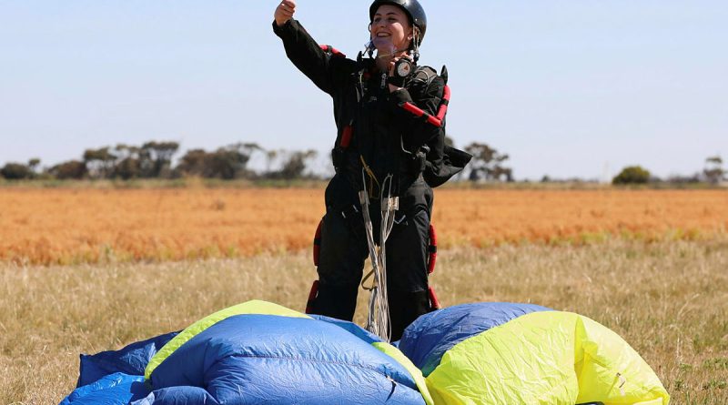 Lieutenant Grace Neuhaus gives the thumbs up following a successful landing during the course in Adelaide. Story by Captain Peter March. Photo by Sergeant Peng Zhang.